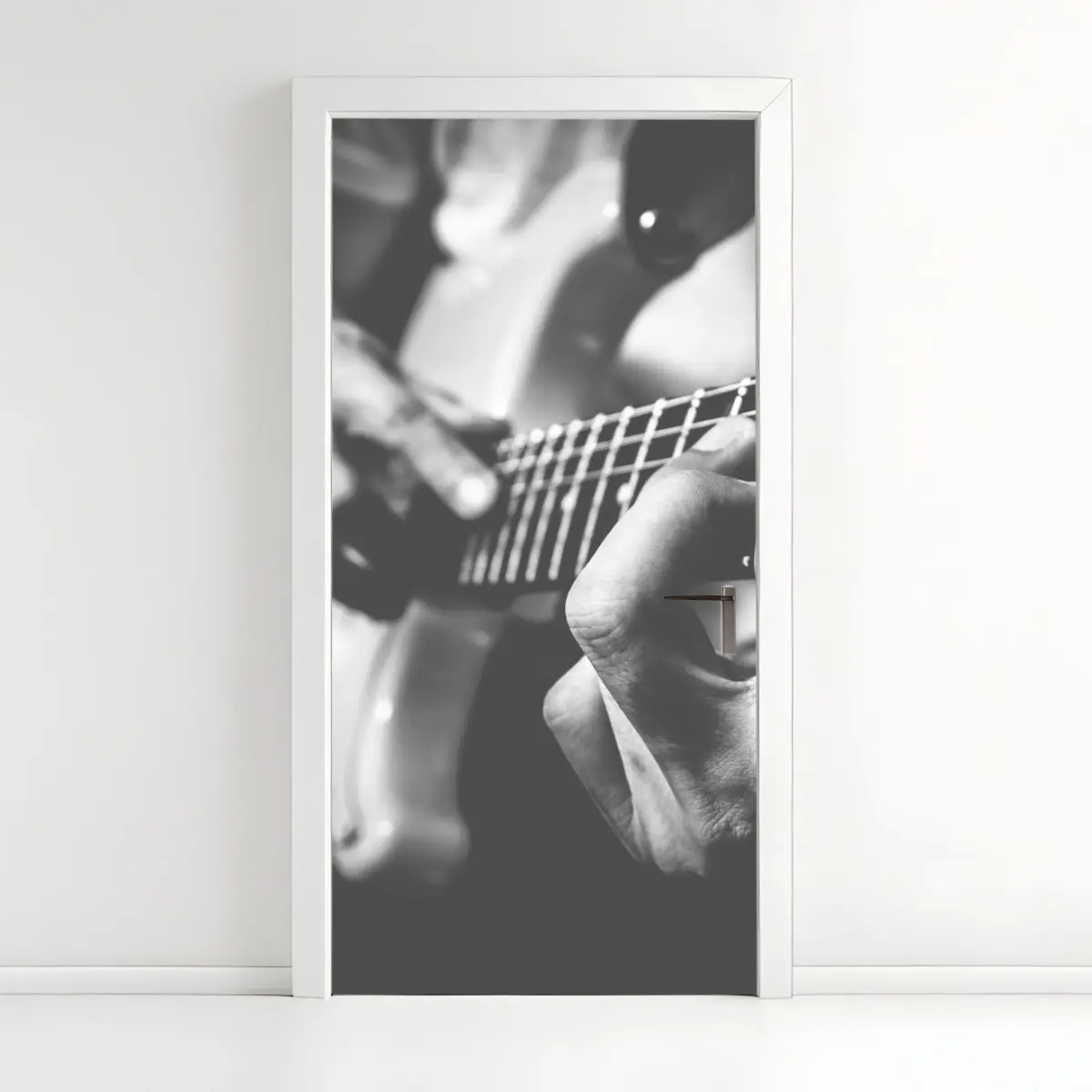 Adesivo per porta dettaglio di chitarra elettrica in bianco e nero • Wallissimo®