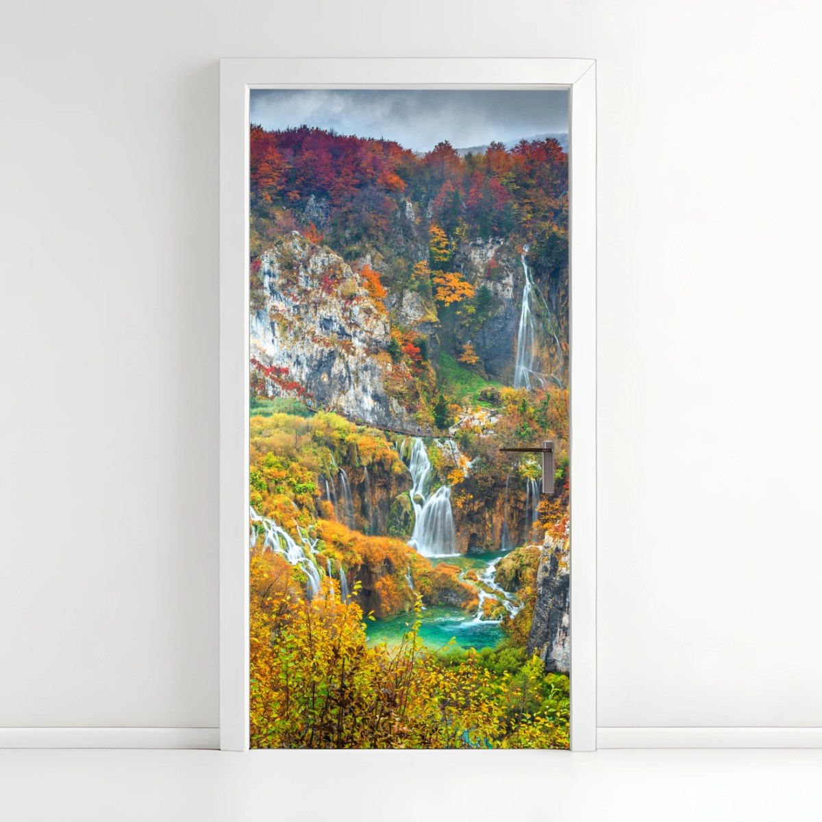 Adesivo per porta cascate d'autunno a Plitvice • Wallissimo®