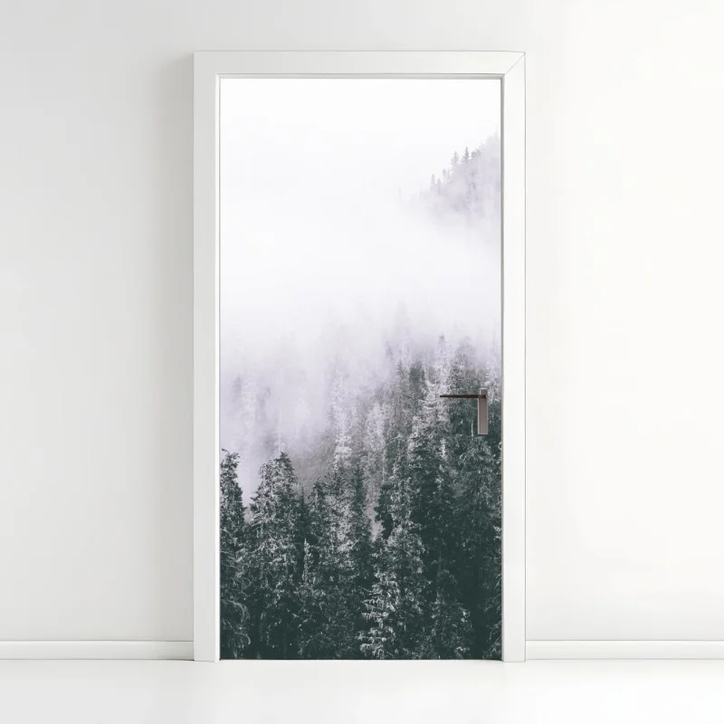 Adesivo per porta bosco avvolto nella nebbia
