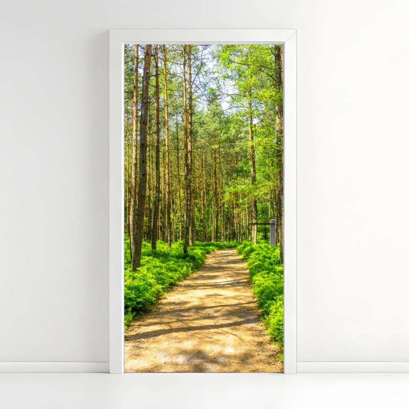 Adesivo per porta sentiero silenzioso nella foresta di pini