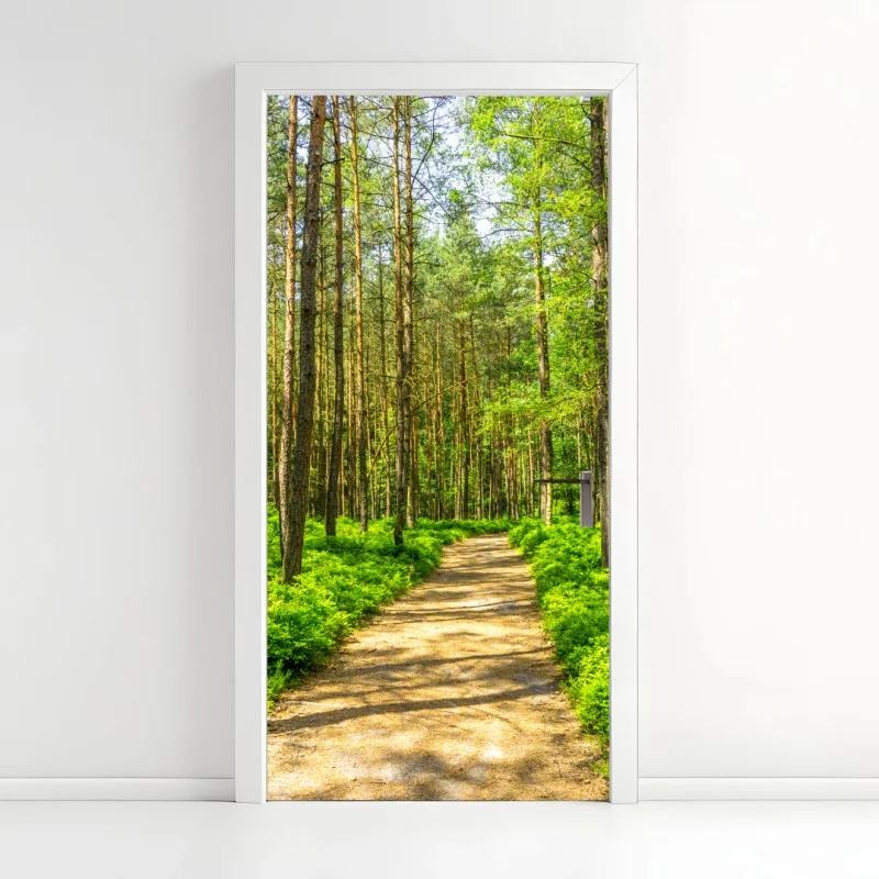 Adesivo per porta sentiero silenzioso nella foresta di pini
