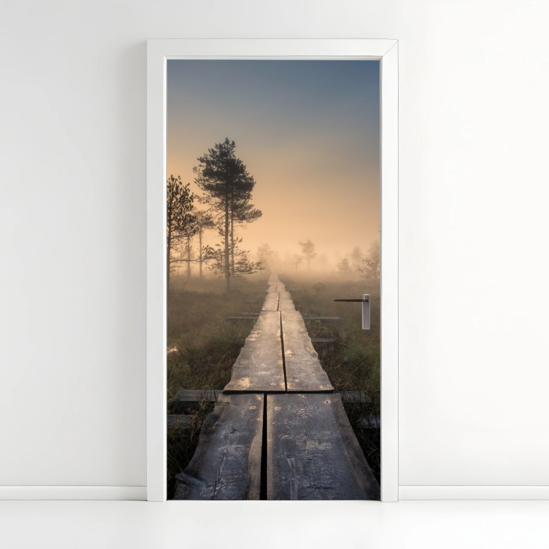 Adesivo per porta passerella nella nebbia all'alba