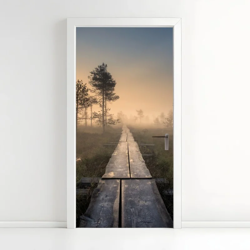Adesivo per porta passerella nella nebbia all'alba