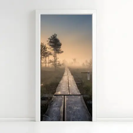 Adesivo per porta passerella nella nebbia all'alba • Wallissimo®