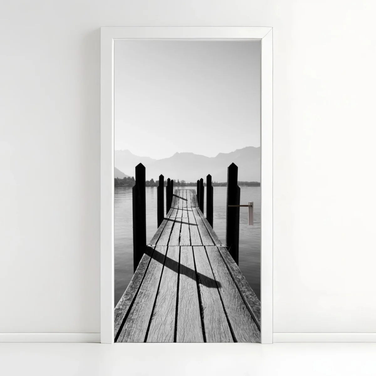 Adesivo per porta molo solitario sul lago tra le montagne in bianco e nero • Wallissimo® Adesivo per porta molo solitario sul lago tra le montagne in bianco e nero • Wallissimo®
