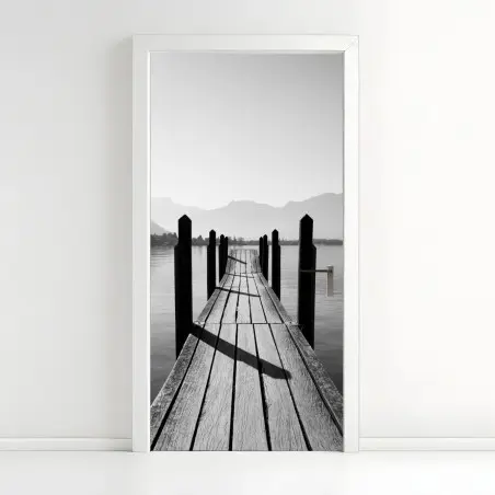 Adesivo per porta molo solitario sul lago tra le montagne in bianco e nero • Wallissimo®