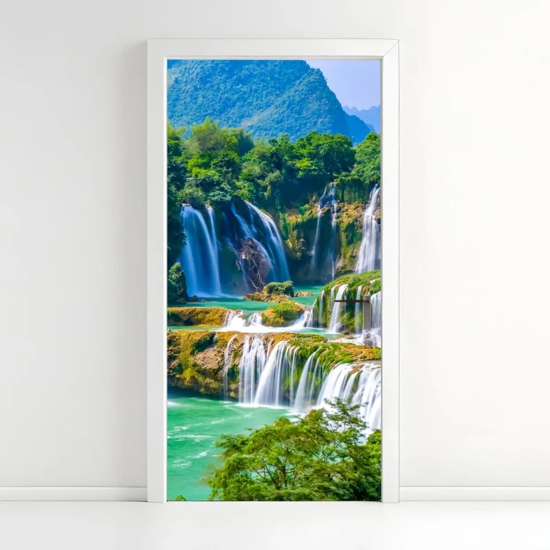 Adesivo per porta cascata verde smeraldo tra le montagne