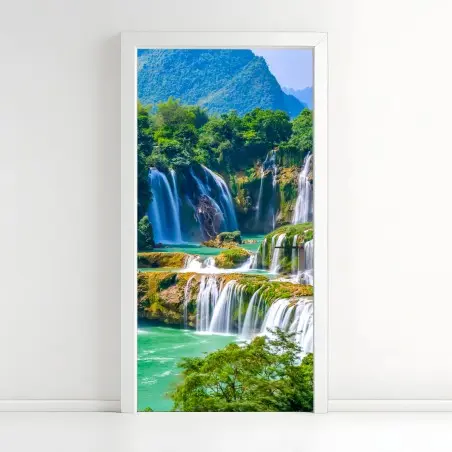 Adesivo per porta cascata verde smeraldo tra le montagne • Wallissimo®