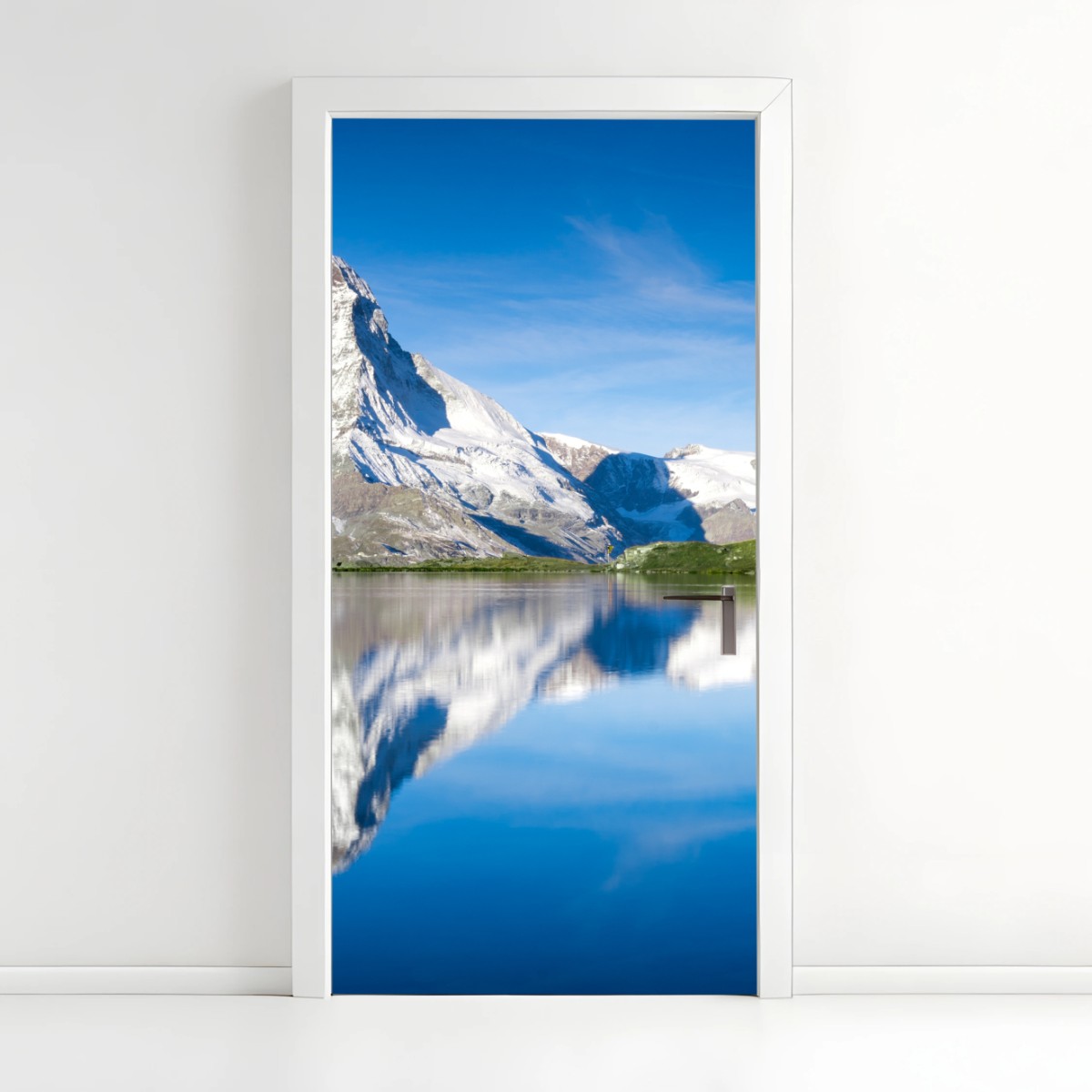 Adesivo per porta riflessi del Cervino sulle acque alpine • Wallissimo®