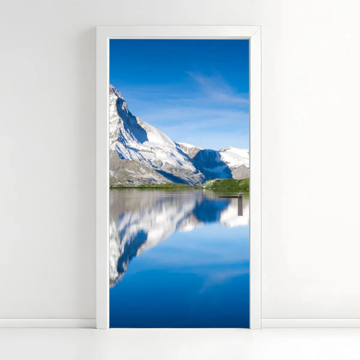 Adesivo per porta riflessi del Cervino sulle acque alpine • Wallissimo®