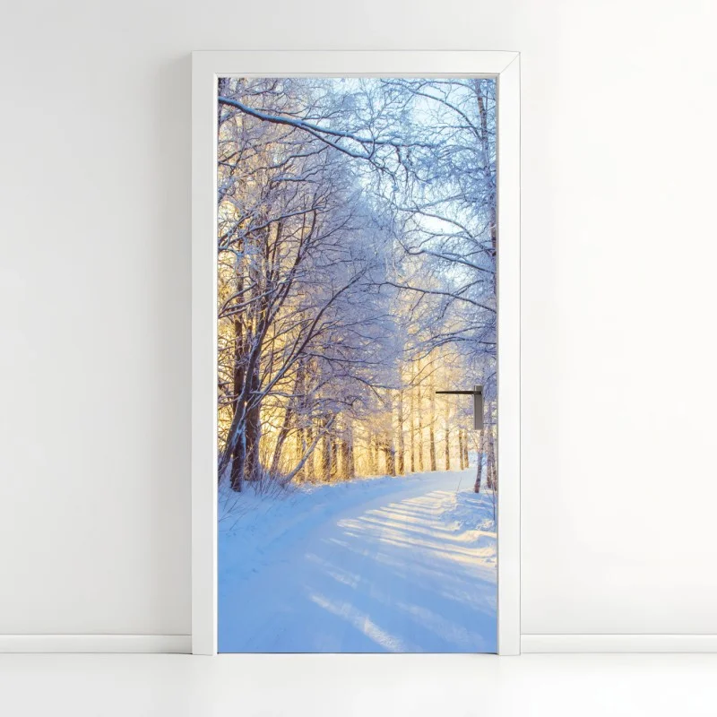 Adesivo per porta bosco innevato alla luce dorata • Wallissimo®