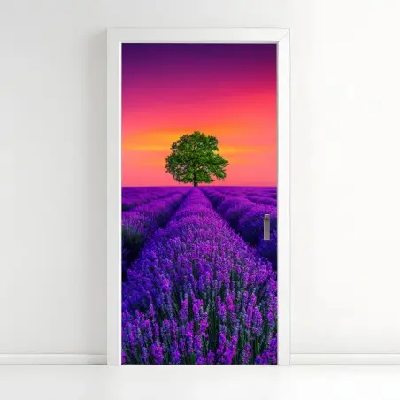 Adesivo per porta albero solitario nel campo di lavanda al tramonto • Wallissimo®
