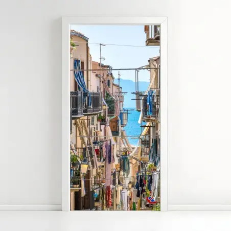 Adesivo per porta scorcio di vicolo sul mare con balconi fioriti • Wallissimo®