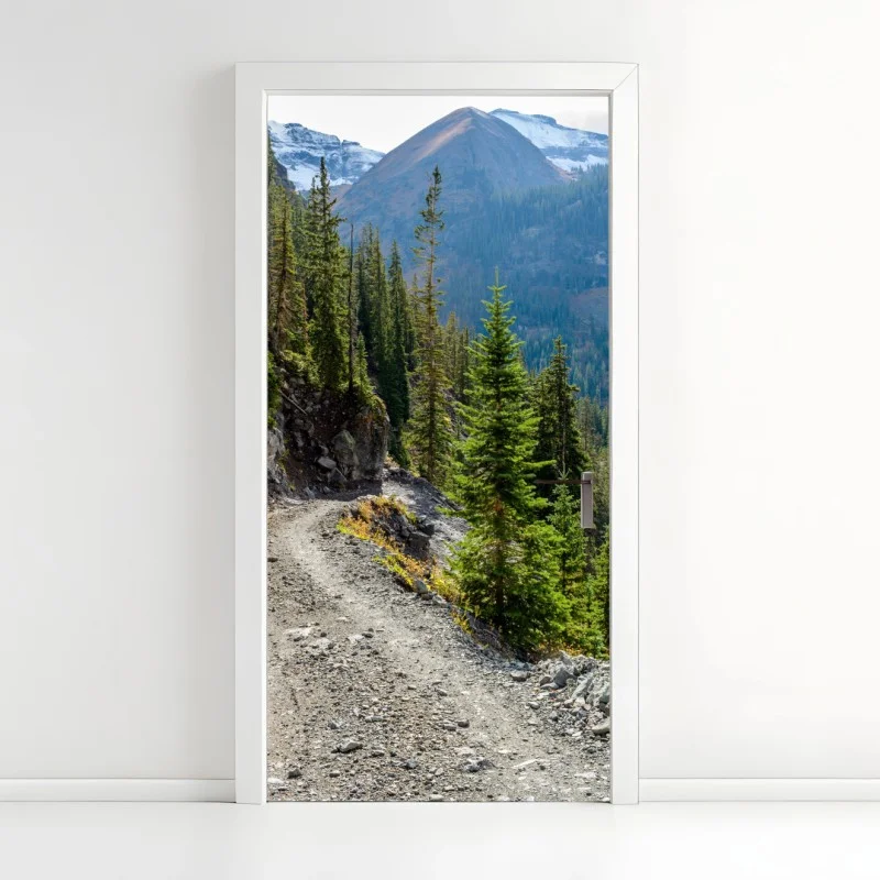 Adesivo per porta sentiero di montagna tra conifere e rocce
