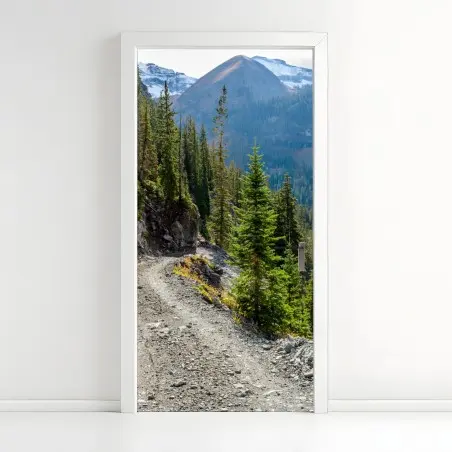 Adesivo per porta sentiero di montagna tra conifere e rocce • Wallissimo®