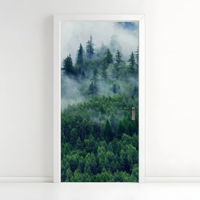 Adesivo per porta foresta avvolta dalla nebbia