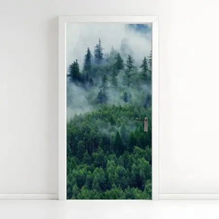 Adesivo per porta foresta avvolta dalla nebbia • Wallissimo®