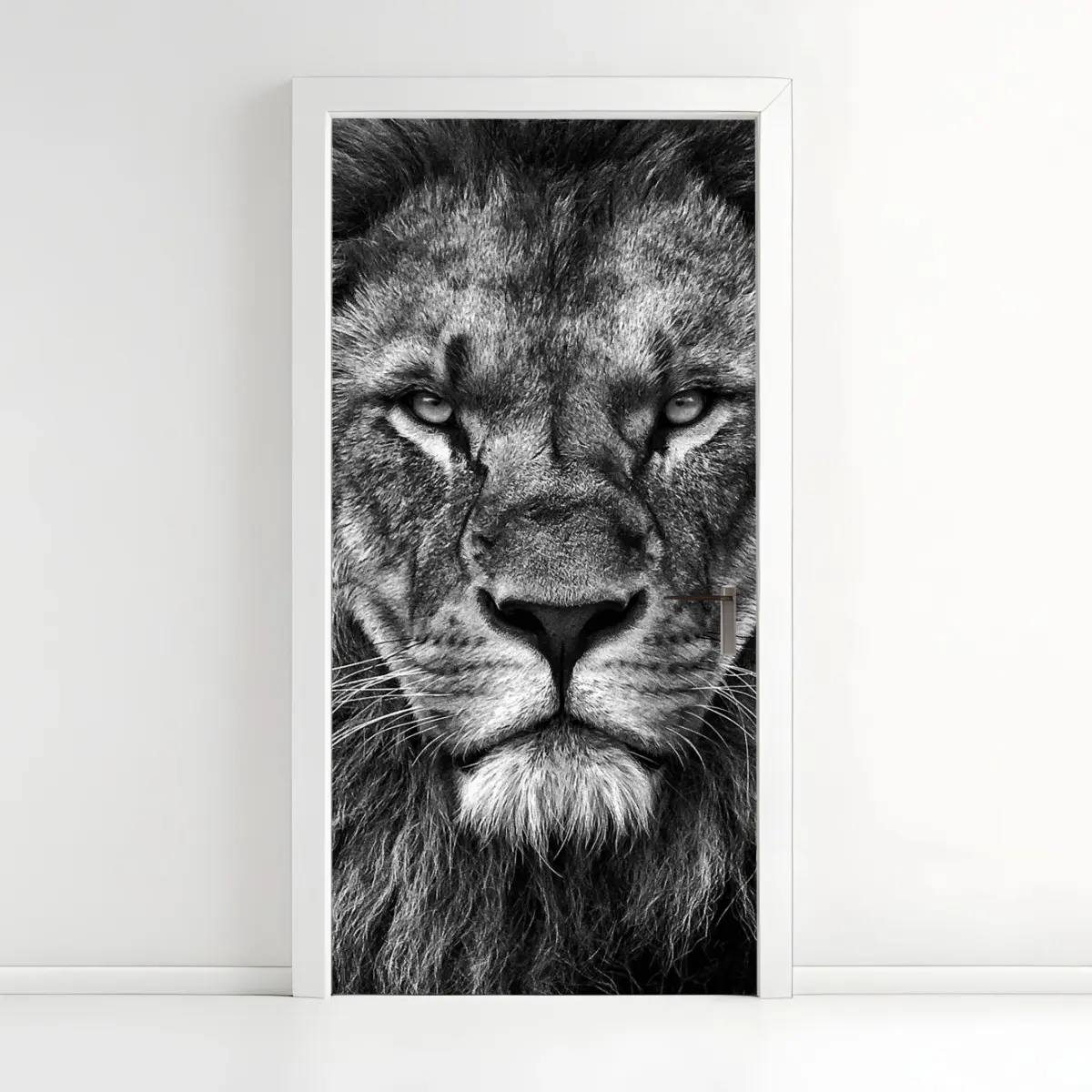Adesivo per porta ritratto maestoso di leone in bianco e nero • Wallissimo®