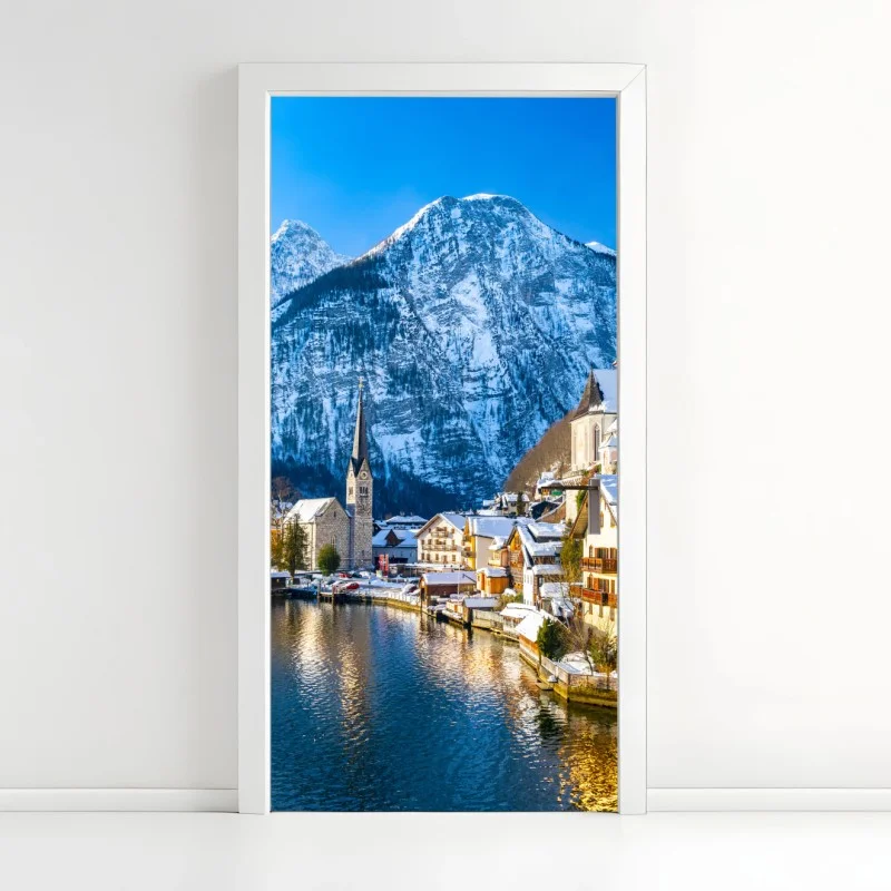 Adesivo per porta villaggio alpino sul lago innevato