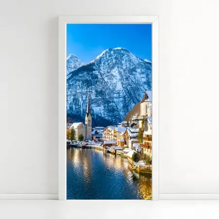 Adesivo per porta villaggio alpino sul lago innevato • Wallissimo®