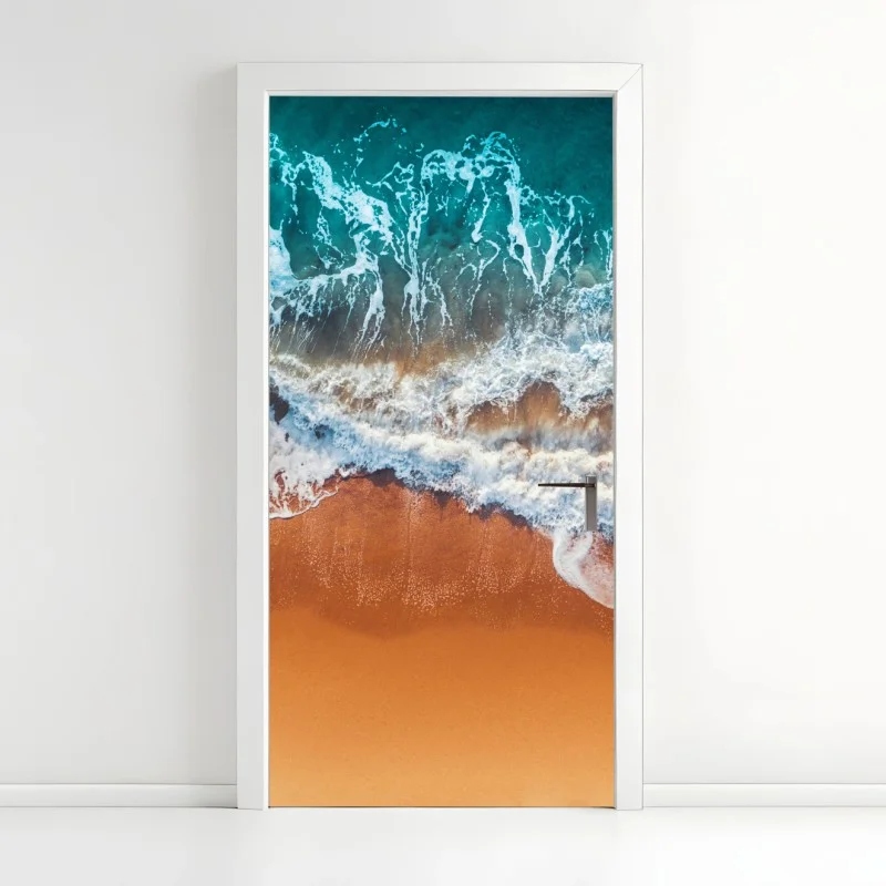 Adesivo per porta abbraccio del mare sulla spiaggia