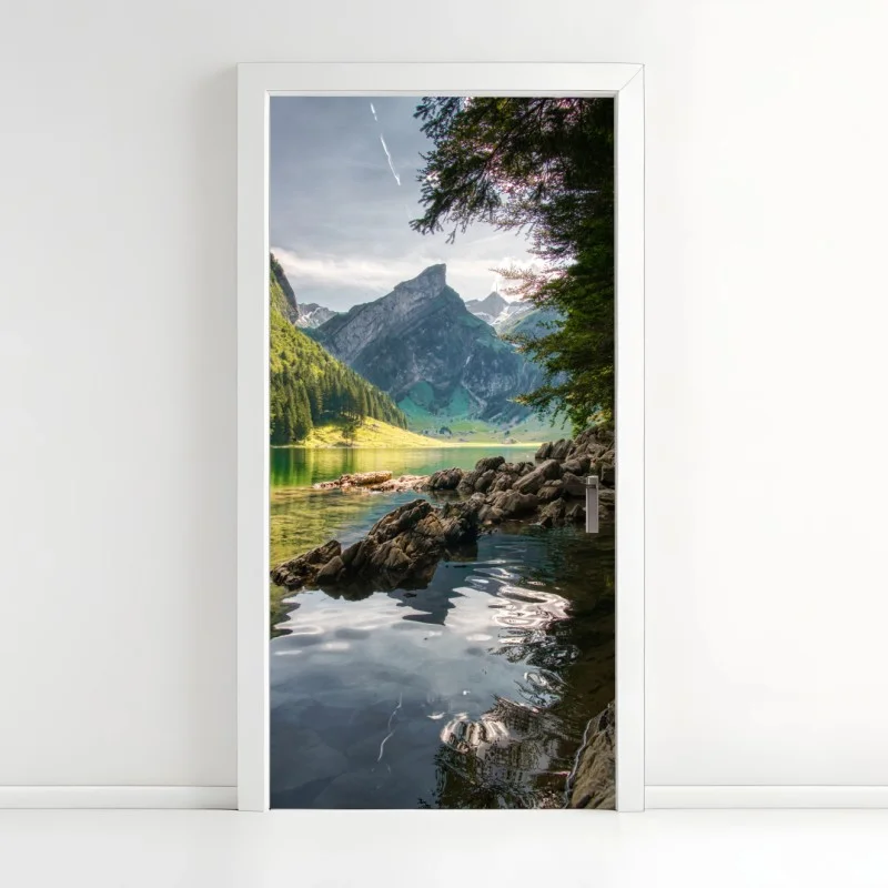 Adesivo per porta riflessi montani sul lago smeraldo