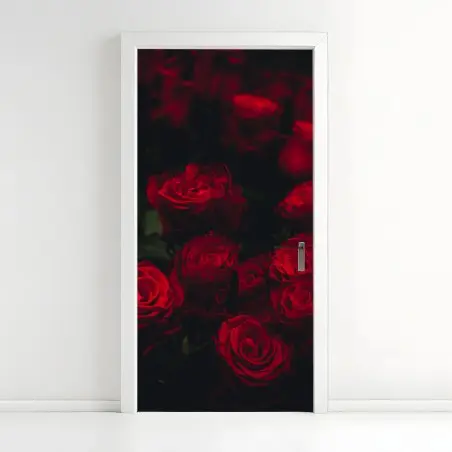 Adesivo per porta composizione di rose rosse su sfondo scuro • Wallissimo®