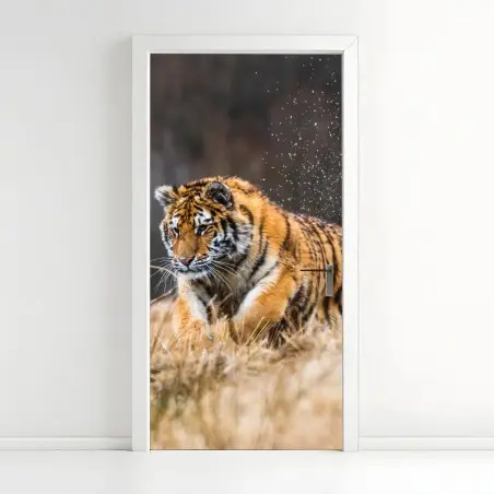 Adesivo per porta tigre siberiana in corsa tra le betulle • Wallissimo®