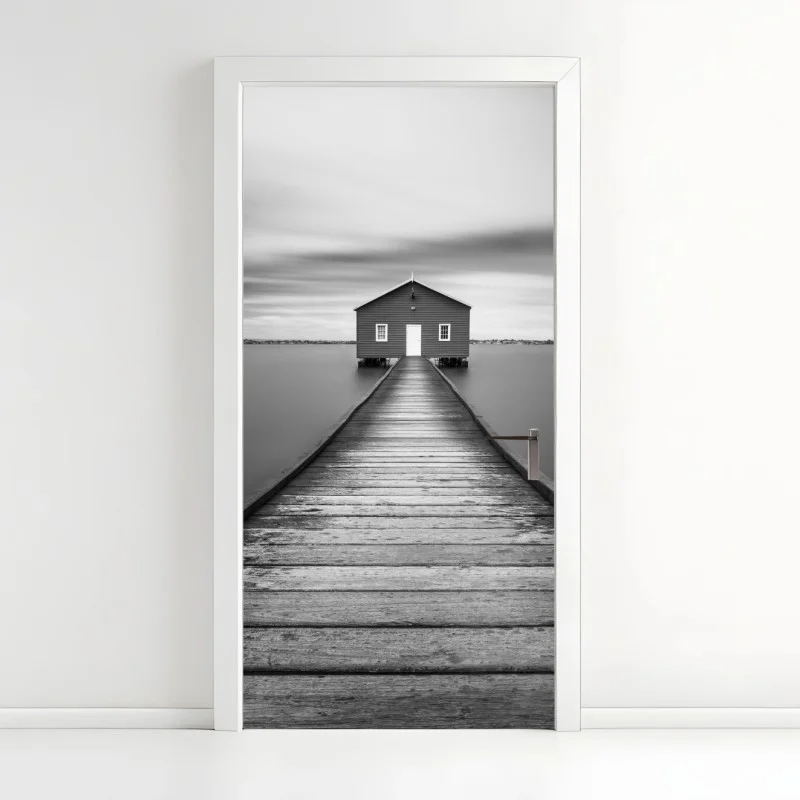 Adesivo per porta casetta sul molo - quiete in bianco e nero