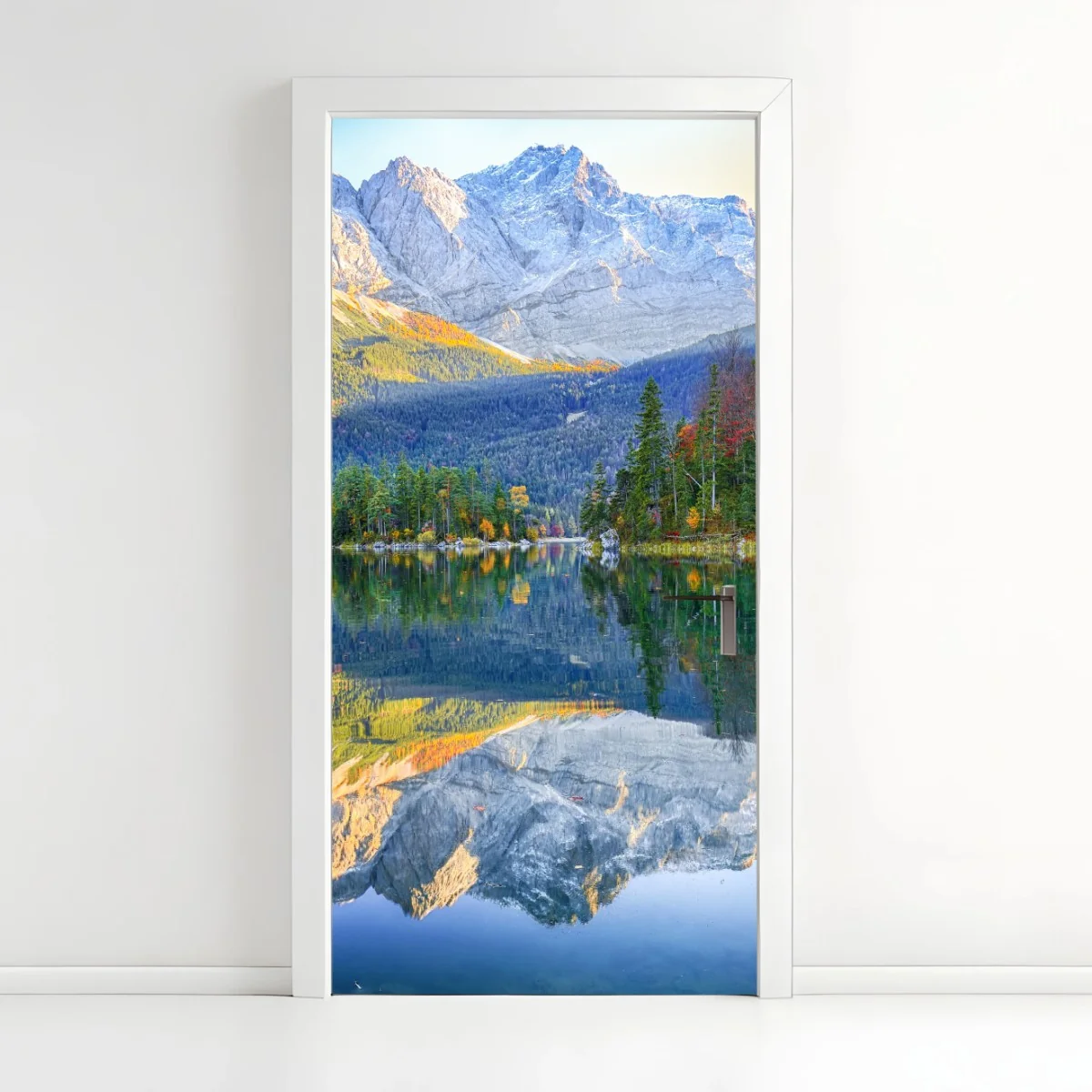 Adesivo per porta riflessi autunnali sul lago Eibsee ai piedi della Zugspitze • Wallissimo® Adesivo per porta riflessi autunnali sul lago Eibsee ai piedi della Zugspitze • Wallissimo®