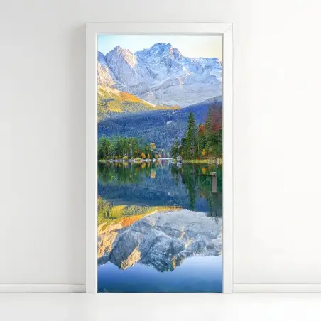 Adesivo per porta riflessi autunnali sul lago Eibsee ai piedi della Zugspitze • Wallissimo®
