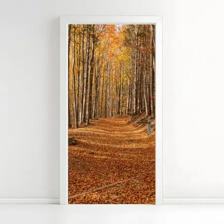Adesivo per porta sentiero d'autunno nel bosco dorato • Wallissimo®