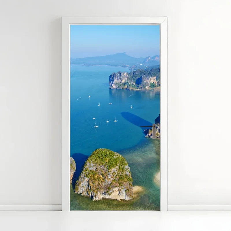 Adesivo per porta paesaggio costiero con scogliere e mare turchese