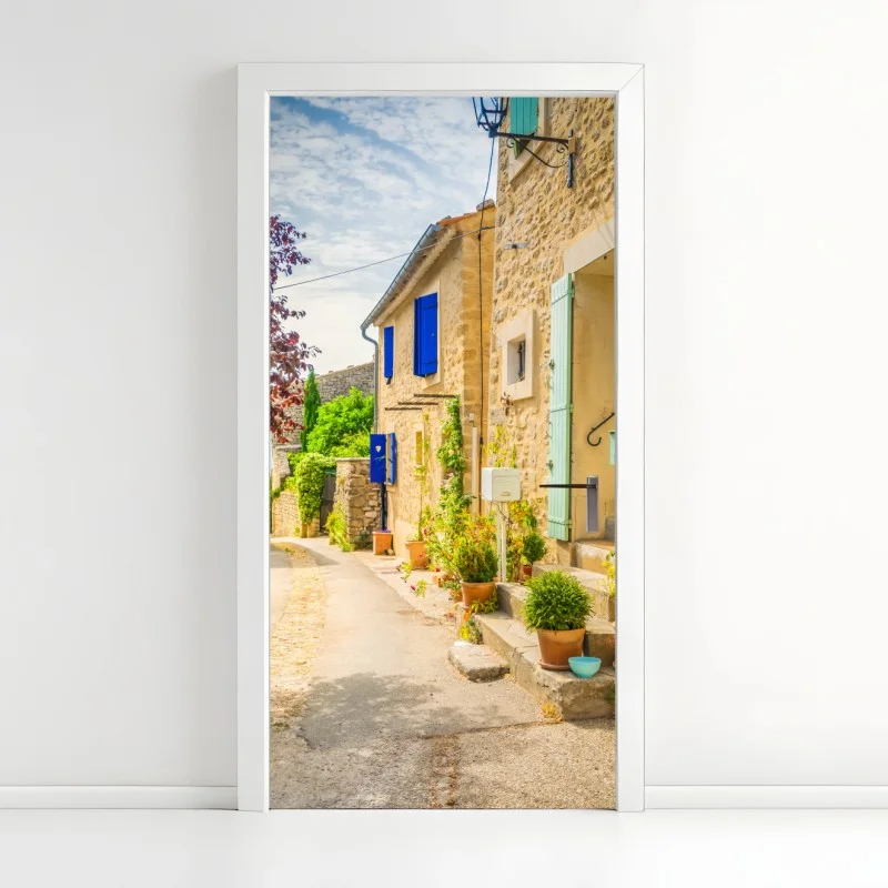 Adesivo per porta vicolo soleggiato con case in pietra