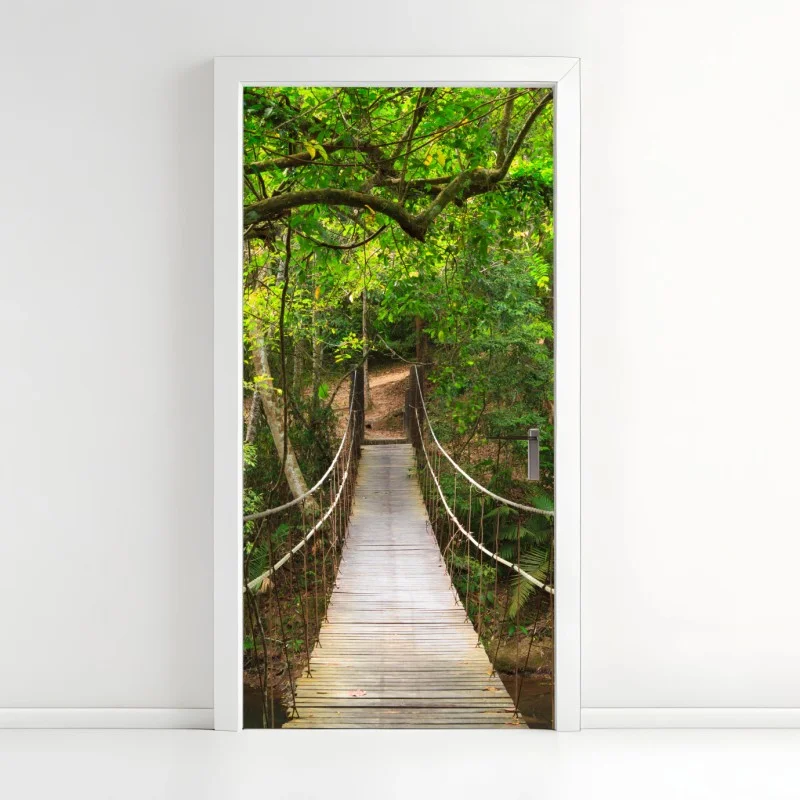 Adesivo per porta ponte sospeso nella foresta lussureggiante