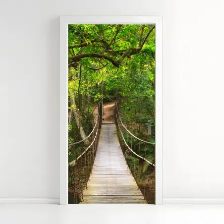 Adesivo per porta ponte sospeso nella foresta lussureggiante • Wallissimo®