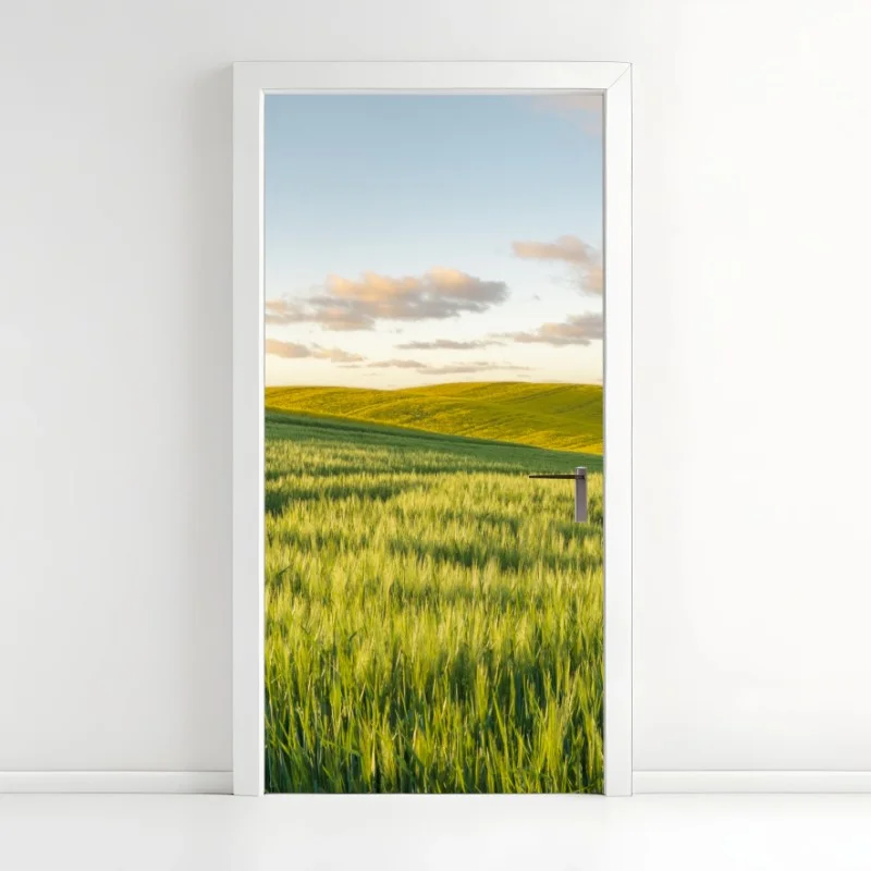 Adesivo per porta panorama di campi verdi al tramonto