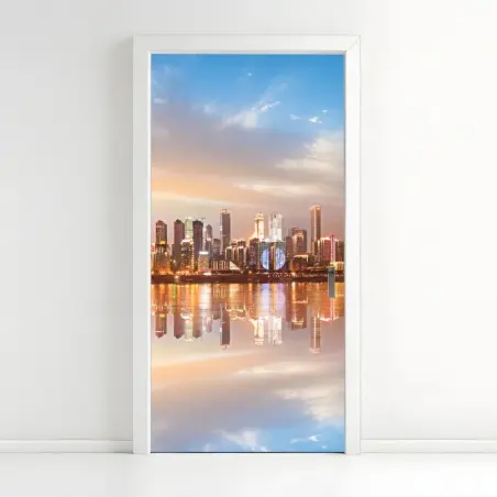 Adesivo per porta panorama urbano al tramonto riflesso sull'acqua • Wallissimo®