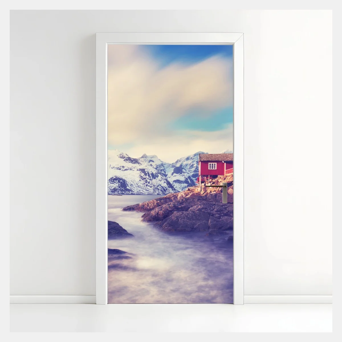 Adesivo per porta rifugio rosso sul fiordo innevato • Wallissimo® Adesivo per porta rifugio rosso sul fiordo innevato • Wallissimo®