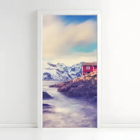 Adesivo per porta rifugio rosso sul fiordo innevato • Wallissimo®