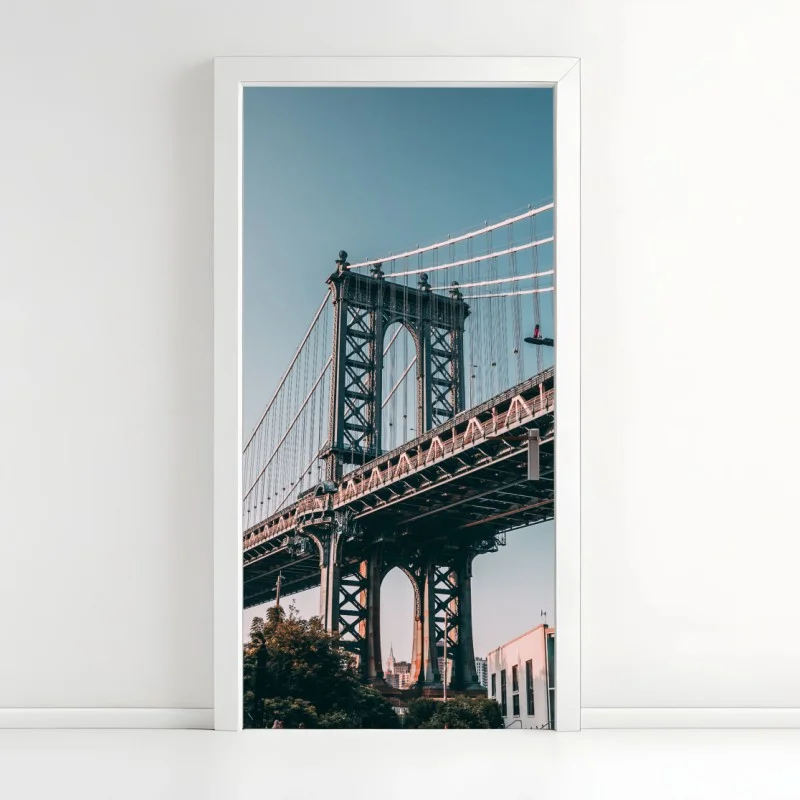 Adesivo per porta scorcio urbano: ponte di Manhattan tra palazzi in mattoni