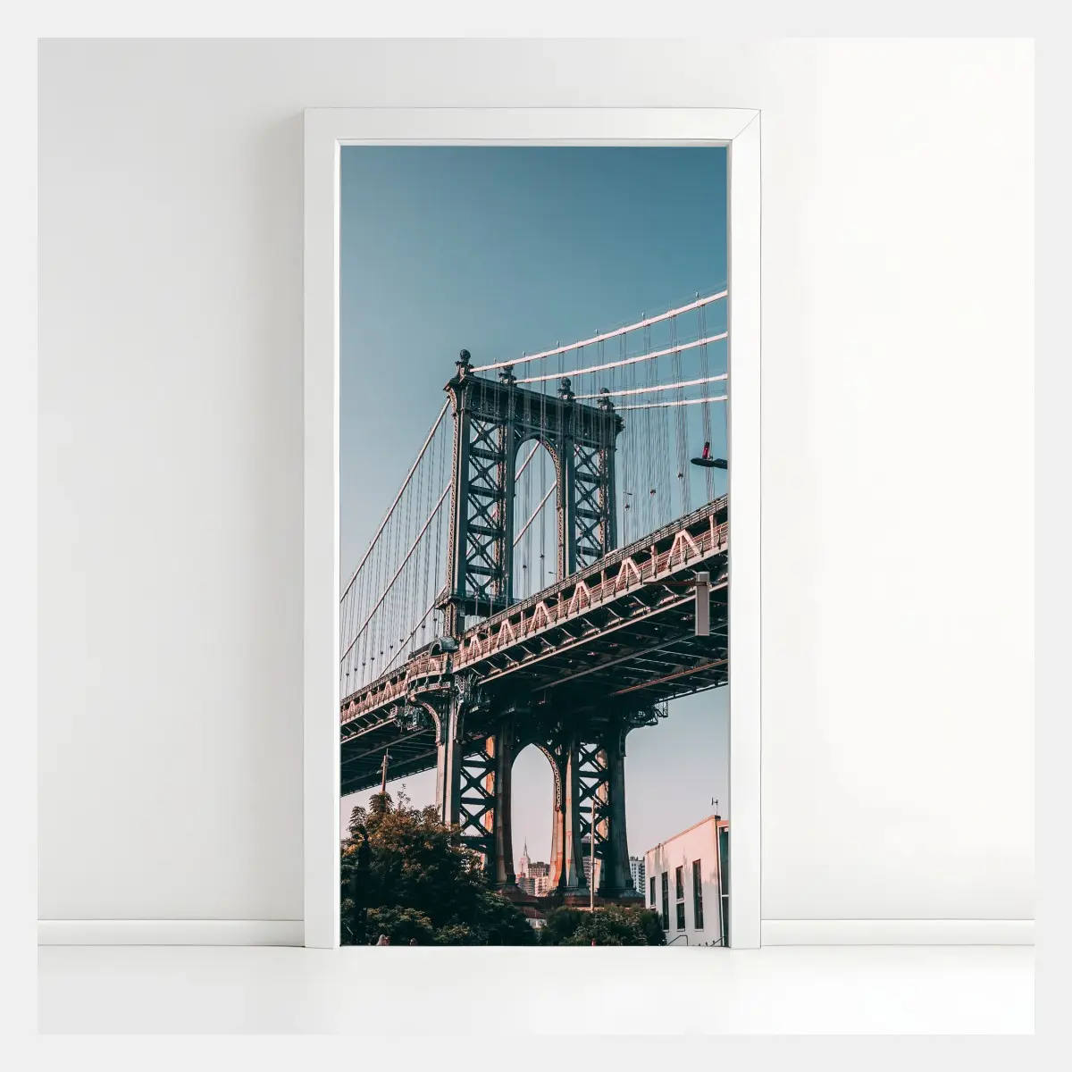Adesivo per porta scorcio urbano: ponte di Manhattan tra palazzi in mattoni • Wallissimo®