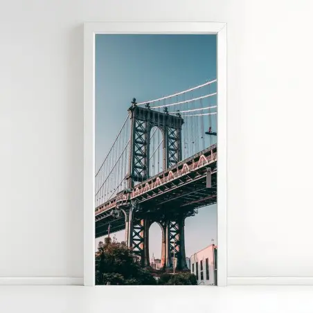 Adesivo per porta scorcio urbano: ponte di Manhattan tra palazzi in mattoni • Wallissimo®