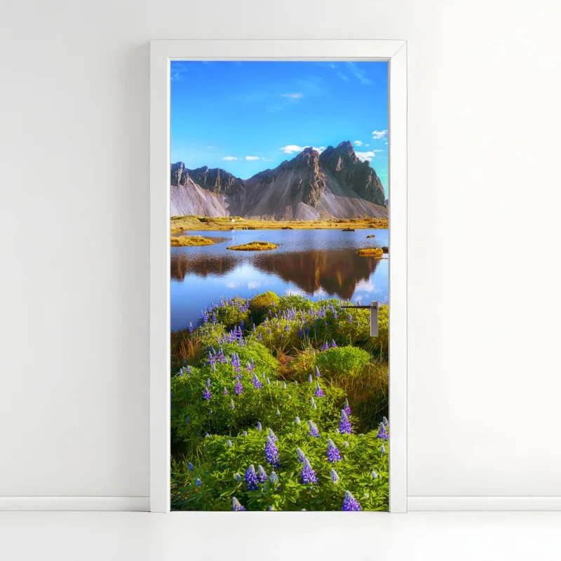 Adesivo per porta paesaggio di lupini a Vestrahorn, Islanda