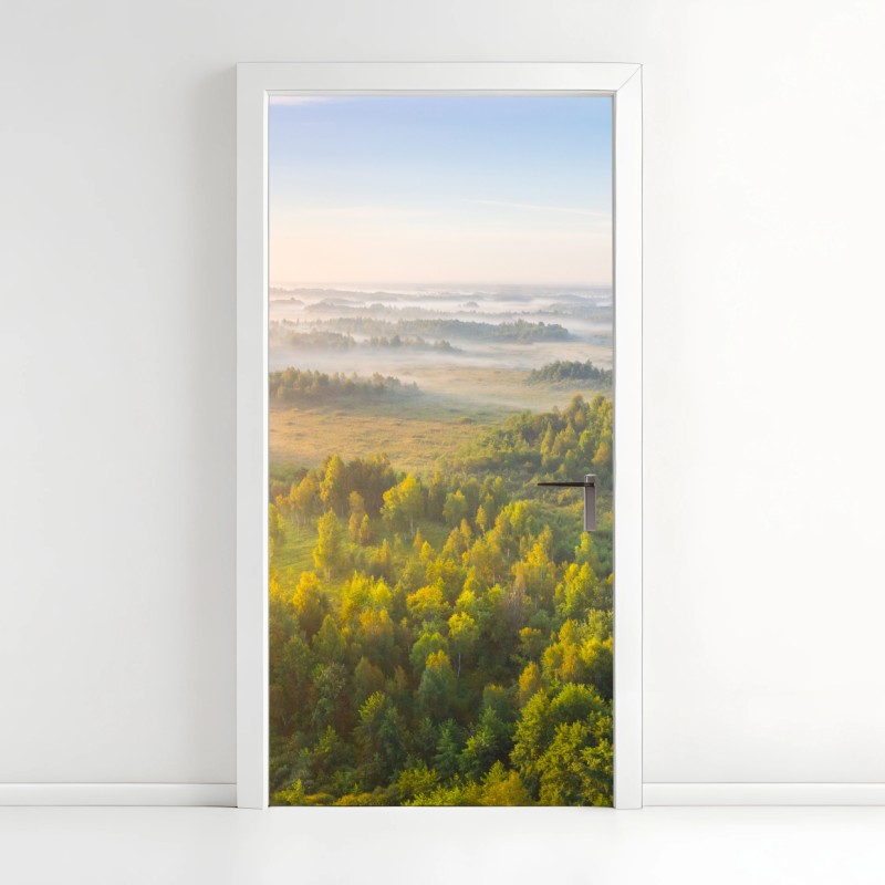Adesivo per porta nebbiosa mattina alla torbiera di Zvanets, Bielorussia