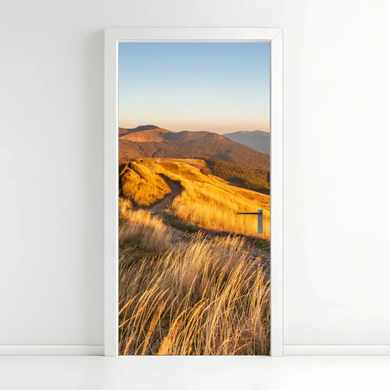 Adesivo per porta panorama montano al tramonto dorato
