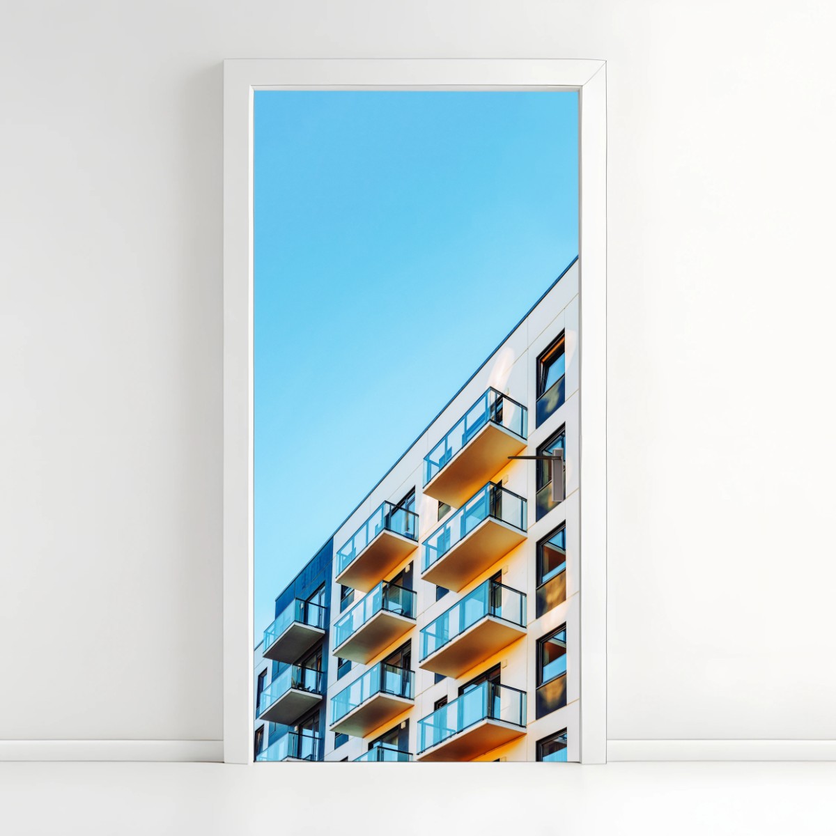 Adesivo per porta facciata moderna con balconi su cielo azzurro • Wallissimo®