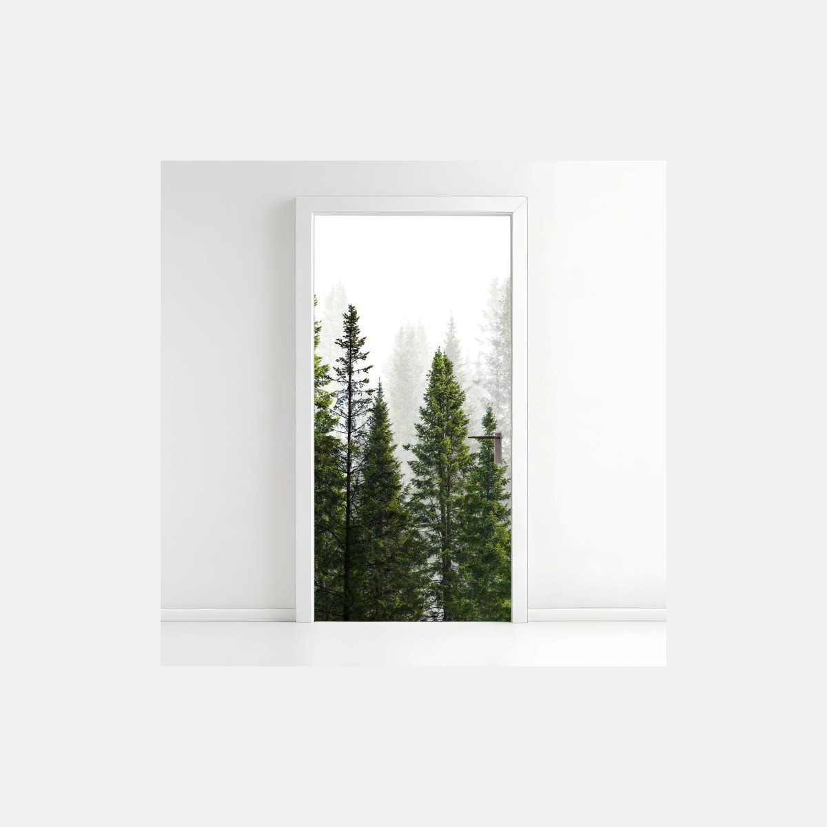 Adesivo per porta foresta di abeti su sfondo bianco • Wallissimo®