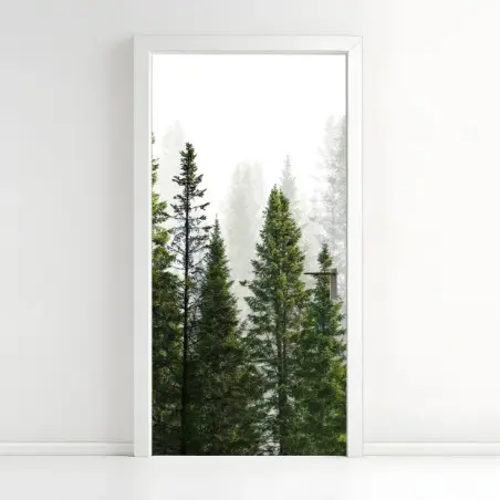 Adesivo per porta foresta di abeti su sfondo bianco • Wallissimo®