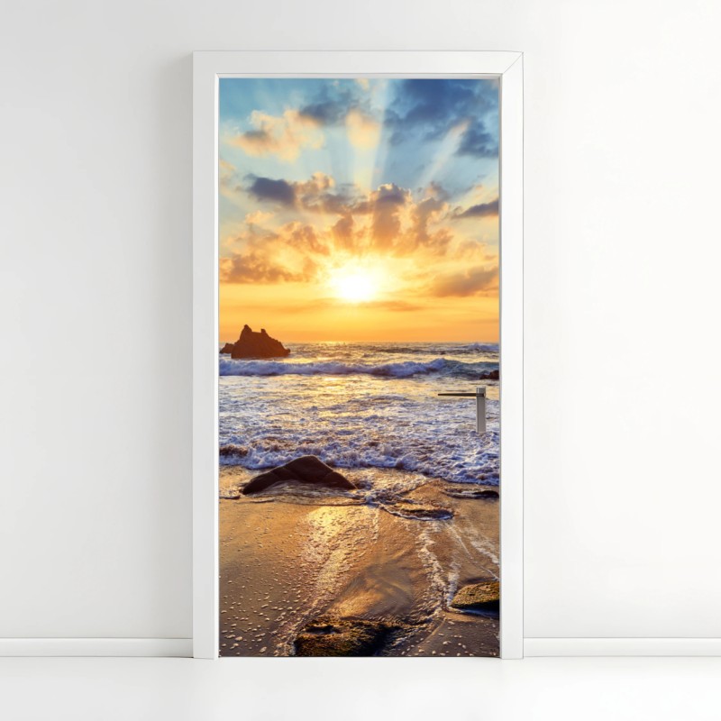 Adesivo per porta tramonto dorato sulla costa rocciosa